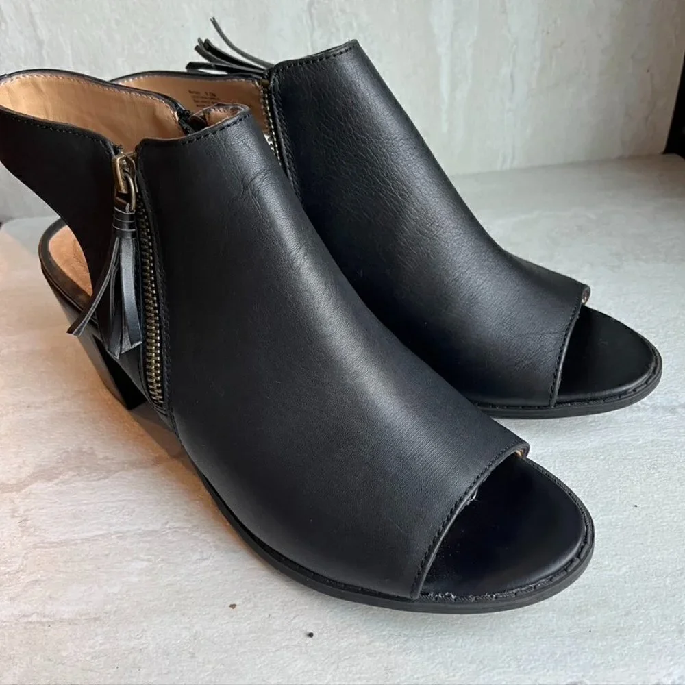 ** Adam Tucker Cut out Tassel wedge Sandals Size 9.5